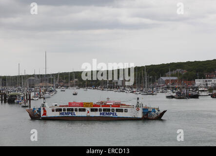 Cowes chain ferry linking East Cowes to West Cowes taking passengers across the River Medina Stock Photo