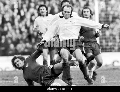 English League Division One match at Stamford Bridge. Chelsea 1 v Derby County 1. Derby's Archie Gemmill evades a tackle from Chris Garland. 19th January 1974. Stock Photo