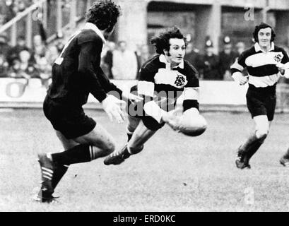 Barbarians v New Zealand, Rugby Union match at Cardiff Arms Park, 27th January 1973. Final score 23-11 to the Barbarians. Pictured: Gareth Edwards throws out a pass, Phil Bennett pictured in background. Stock Photo