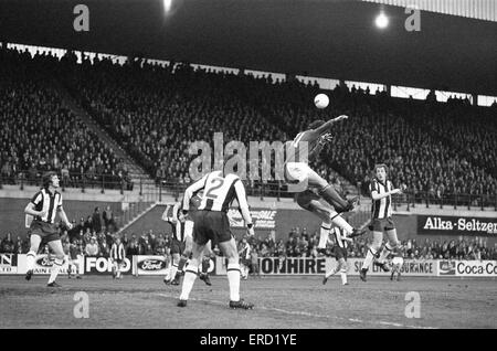 English League Division One match. Bristol City 1 v West Bromwich Albion 2. Albion replacement goalkeeper Tony Godden under pressure during a Bristol City attack. 5th April 1977. Stock Photo