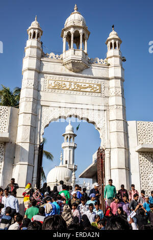 Mumbai India,Worli,Haji Ali Dargah,mosque,Indo-Islamic Architecture,Sayyed Peer Haji Ali Shah Bukhari tomb,causeway,Haji Ali Bay,low tide,entrance,Ara Stock Photo