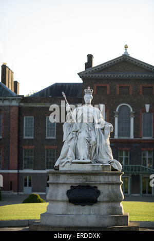Kensington Palace, London. Princess Louise's statue of Queen Victoria. Stock Photo