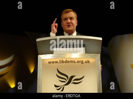 Charles Kennedy leader of the Liberal Democrats makes his end of conference speech at the Brighton Centre, Brighton, Great Britain 25 Sep 2003  Credit:  James Boardman /Alamy Live News Stock Photo