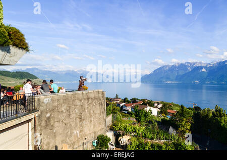Tourists enjoying a drink on the lakeshore of Lake Geneva, Switzerland Stock Photo