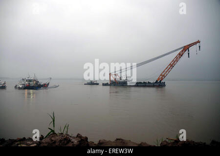 Jingzhou, China. 2nd June, 2015. Rescuers search for survivors at the site of the overturned passenger ship in the Jianli section of the Yangtze River in central China's Hubei Province, June 2, 2015. The ship, named Dongfangzhixing, or Eastern Star, sank at around 9:28 p.m. (1328 GMT) on Monday. Carrying 406 passengers, five travel agency workers and 47 crew members, the ship was heading from Nanjing, capital of east China's Jiangsu Province, for southwest China's Chongqing Municipality. Credit:  Xinhua/Alamy Live News Stock Photo