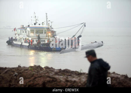 Jingzhou, China. 2nd June, 2015. Rescuers search for survivors at the site of the overturned passenger ship in the Jianli section of the Yangtze River in central China's Hubei Province, June 2, 2015. The ship, named Dongfangzhixing, or Eastern Star, sank at around 9:28 p.m. (1328 GMT) on Monday. Carrying 406 passengers, five travel agency workers and 47 crew members, the ship was heading from Nanjing, capital of east China's Jiangsu Province, for southwest China's Chongqing Municipality. Credit:  Xinhua/Alamy Live News Stock Photo