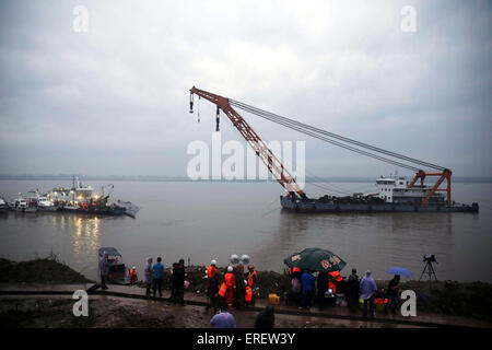 Jingzhou, China. 2nd June, 2015. Rescuers search for survivors at the site of the overturned passenger ship in the Jianli section of the Yangtze River in central China's Hubei Province, June 2, 2015. The ship, named Dongfangzhixing, or Eastern Star, sank at around 9:28 p.m. (1328 GMT) on Monday. Carrying 406 passengers, five travel agency workers and 47 crew members, the ship was heading from Nanjing, capital of east China's Jiangsu Province, for southwest China's Chongqing Municipality. Credit:  Xinhua/Alamy Live News Stock Photo