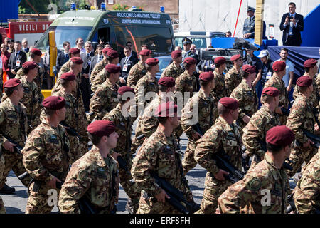 Rome, Italy. 2nd June, 2015. Military parade and flypast for the 69th Anniversary of the Italian Republic, Foro Imperiali, Paratroopers. Rome, Italy. 6/2/15 Credit:  Stephen Bisgrove/Alamy Live News Stock Photo