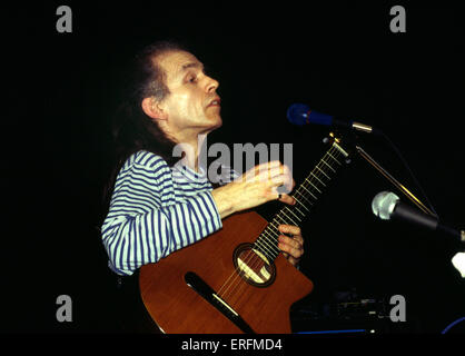 Steve Howe - portrait of the British guitarist performing in London, 1995. b. 8 April 1947. Stock Photo