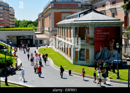 Path leading to Jerónimos entrance the Museo del Prado with people walking alongside building, Madrid Stock Photo