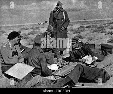 The Eighth Army - WWII.Battle of Sidi Rezegh, 22nd November 1941, 4th day of offensive. Brigadier gives orders as maps and plans are spread on the sand. Stock Photo