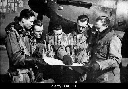 World War 2 - an RAF captain and crew from Bomber Command. Left to right: navigator, radio operator, rear gunner, captain, and Stock Photo