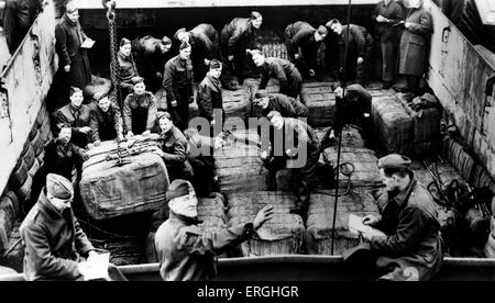 World War 2: Auxiliary Military Pioneer Corps in France. Caption: 'Men of the Auxiliary Pioneer Corps are now 'doing their bit' in Rfrace. Their work is of great value, and they do it with a will. They are shown here unloading a ship'. British Army combatant corps used for light engineering tasks. Raised on 17 October 1939, renamed the Pioneer Corps on 22 November 1940. Postcard issued by Ministry of Information. War Office Photograph No.B.1470. Stock Photo