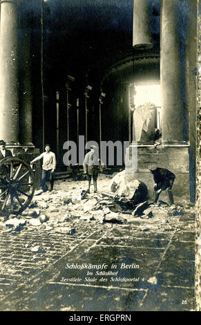 German (November) Revolution in Berlin, Germany, 1918. Street fighting - destroyed stone pillar and rubble.  In November 1918 Stock Photo