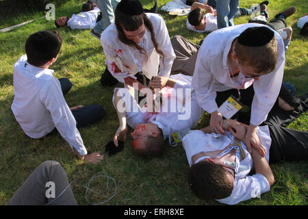 Jerusalem. 2nd June, 2015. 'Injured' Israeli tennagers are rescued during a rocket attack simulation in Kibbutz Mevo Horon, on June 2, 2015. Sirens were heard across Israel Tuesday morning as part of a nationwide military drill simulating three-front missile attack. According to a statement by the Home Front Command, the week-long drill focused on checking the preparedness of the Israeli home-front in case of simultaneous rocket barrages from the Gaza Strip, Lebanon and Syria. © Gil Cohen Magen/Xinhua/Alamy Live News Stock Photo