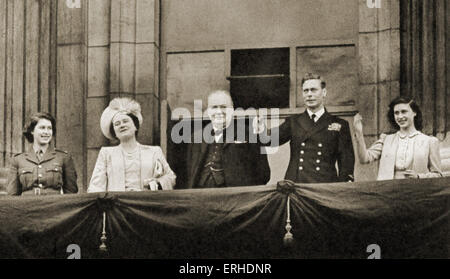 Winston Churchill with Princess Elizabeth, Queen Elizabeth, King George VI, and Princess Margaret, waving from the balcony of Stock Photo