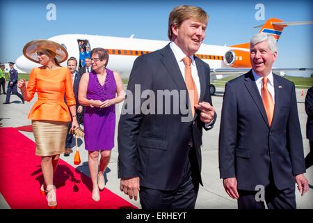 Grand Rapids, USA. 2nd June, 2015. King Willem-Alexander and Queen Maxima of The Netherlands arrive at the airport and are welcomed by Governor Snyder of Michigan in Grand Rapids, United States of America, 2 June 2015. The King and Queen visit the United States during an 3 day official visit. Photo: Patrick van Katwijk POINT DE VUE OUT - NO WIRE SERVICE -/dpa/Alamy Live News Stock Photo