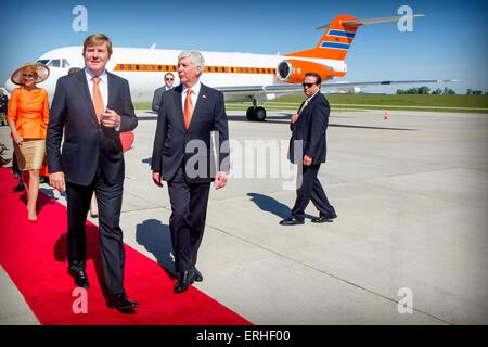 Grand Rapids, USA. 2nd June, 2015. King Willem-Alexander and Queen Maxima of The Netherlands arrive at the airport and are welcomed by Governor Snyder of Michigan in Grand Rapids, United States of America, 2 June 2015. The King and Queen visit the United States during an 3 day official visit. Photo: Patrick van Katwijk POINT DE VUE OUT - NO WIRE SERVICE -/dpa/Alamy Live News Stock Photo