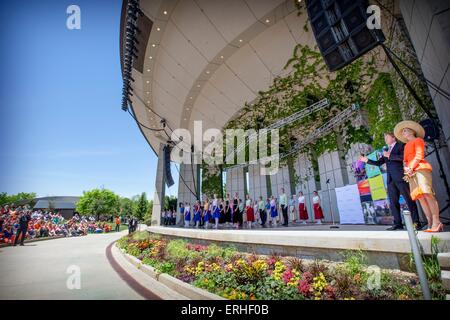 Grand Rapids, USA. 2nd June, 2015. King Willem-Alexander and Queen Maxima of The Netherlands visits the open air theater at the Frederik Meijer Gardens and Sculpture Park in Grand Rapids, United States of America, 2 June 2015. At the theater they attend the ballet performance 'It is well'' about Dutch resistance fighter in WOII Diet Eman (95) who lives in Grand Rapids.The King and Queen visit the United States during an 3 day official visit. Photo: Patrick van Katwijk POINT DE VUE OUT - NO WIRE SERVICE -/dpa/Alamy Live News Stock Photo