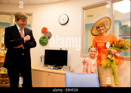 Grand Rapids, USA. 2nd June, 2015. King Willem-Alexander and Queen Maxima of The Netherlands visit the Helen DeVos Childrens Hospital in Grand Rapids, United States of America, 2 June 2015.The King and Queen visit the United States during an 3 day official visit. Photo: Patrick van Katwijk June 2015. POINT DE VUE OUT - NO WIRE SERVICE -/dpa/Alamy Live News Stock Photo