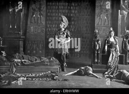 William Shakespeare 's play 'Antony and Cleopatra' - Act IV, scene 3: The death of Cleopatra.  His Majesty's Theatre, London, Stock Photo