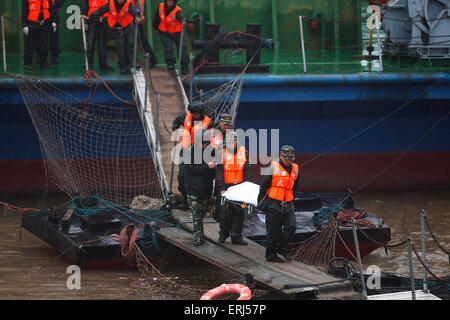 Jianli, China. 03rd June, 2015. Rescuers carry the body of a victim fund from the sank ship 'Eastern Star' on the bank of the Yangtze River in Jianli county, Hubei province, central China, 3th June 2015. The ship, Carrying 406 passengers, five travel agency workers and 47 crew members,sank at around 9:28 p.m. (1328 GMT) on Monday,  according to the Xinhua News Agencey Said. Credit:  Panda Eye/Alamy Live News Stock Photo