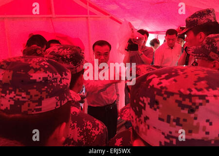 Jianli, China. 03rd June, 2015. Premier Li Keqiang (C) meets the rescurers  of the sank tourist ship in the Yangtze River in Jianli county Hubei province, China on 3th  June , 2015.The ship, Carrying 406 passengers, five travel agency workers and 47 crew members, sank at around 9:28 p.m. (1328 GMT) on Monday,  according to the Xinhua News Agency Said. Credit:  Panda Eye/Alamy Live News Stock Photo