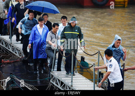 Jianli, China. 03rd June, 2015. Premier Li Keqiang (C,green cloths) inspects the rescurer's efforts of the sank tourist ship in the Yangtze River in Jianli county Hubei province, China on 3th  June , 2015.The ship, Carrying 406 passengers, five travel agency workers and 47 crew members, sank at around 9:28 p.m. (1328 GMT) on Monday,  according to the Xinhua News Agency Said. Credit:  Panda Eye/Alamy Live News Stock Photo