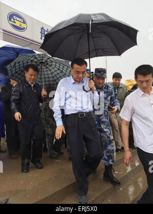 Jianli, China. 03rd June, 2015. Premier Li Keqiang (F) inspects the rescurer's efforts of the sank tourist ship in the Yangtze River in Jianli county Hubei province, China on 3th  June , 2015.The ship, Carrying 406 passengers, five travel agency workers and 47 crew members, sank at around 9:28 p.m. (1328 GMT) on Monday,  according to the Xinhua News Agency Said. Credit:  Panda Eye/Alamy Live News Stock Photo