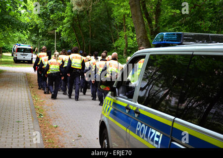 Stendal, Germany. 03rd June, 2015. Police walk to a forest in Wilhelmsdorf near Stendal, Germany, 03 June 2015. The police are again searching the woods near Stendal in the missing persons case of Inga from Schoenebeck. According to a police spokesperson, more than 350 officers are working in the 1,000-hectare forest. There are still no traces of the 5-year-old girl. Photo: FLORIAN VOIGT//dpa/Alamy Live News Stock Photo