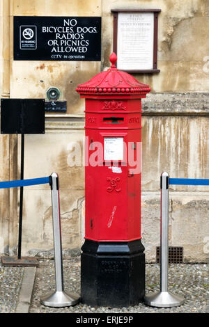 Penfold VR pillar box at entrance to King's College Cambridge Stock Photo
