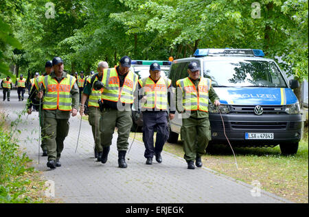 Stendal, Germany. 03rd June, 2015. Police walk to a forest in Wilhelmsdorf near Stendal, Germany, 03 June 2015. The police are again searching the woods near Stendal in the missing persons case of Inga from Schoenebeck. According to a police spokesperson, more than 350 officers are working in the 1,000-hectare forest. There are still no traces of the 5-year-old girl. Photo: FLORIAN VOIGT/dpa/Alamy Live News Stock Photo