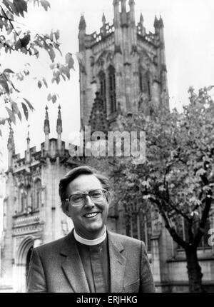 Canon Bruce Duncan, Manchester Cathedral, 21st December 1987. Manchester Cathedral is a medieval church on Victoria Street in central Manchester, seat of the Bishop of Manchester. Its official name is the Cathedral and Collegiate Church of St Mary, St Denys and St George in Manchester. Stock Photo