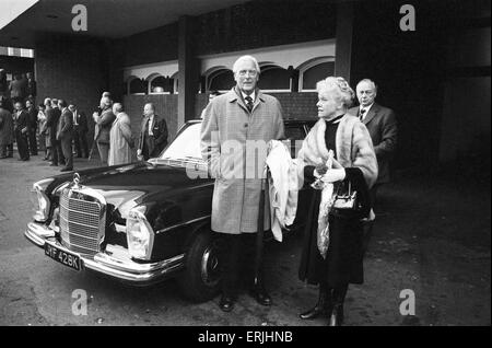 Australian tour of Great Britain for the Ashes. First day of the Second test at Lords between England and Australia.  Veteran Frank Woolley arriving at lord with his wife. 22nd June 1972. Stock Photo