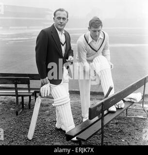 Yorkshire County Cricket Club, players head to the nets with snow still on the ground, 5th April 1961. Taylor puts on his pads while chatting to Stott. Stock Photo