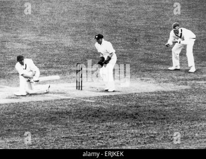 England tour of Australia for the Ashes. Second day of the Australia v England First Test match in Sydney. England batsman Wally Hammond reaches his first century with a four to leg off.  3rd December 1932. Stock Photo