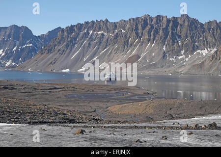 Cruise ship MV Fram moored in Burgerbukta, with moutains beyond, Hornudsund, Spitzbergen, Svalbard. Stock Photo