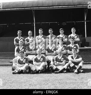 Nottingham Forest photocall at the City Ground. This was the squad awaiting new Nottingham Forest manager Andy Beattie when he replaced the long-serving Billy Walker in September 1960. Back row, left to right: Jack Burkitt, Tony Barton, Bobby McKinlay, Chic Thomson, Roy Patrick, Johnny Gill. Middle row: Roy Dwight, Johnny Quigley, Billy Gray, Tommy Wilson, Colin Booth, Billy Younger. Front row: Joe McDonald, Jeff Whitefoot, Jim Iley, Geoff Vowden. 8th August 1960. Stock Photo