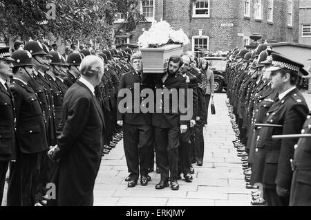 Funeral of Sergeant Brian Dawson, Leicester, 9th September 1975. Sgt Dawson was one of three people killed in the siege of Lambourne Road in Leicester. Friend and colleague PC Don Acton, pictured crying as he can no longer hold in his emotion. Stock Photo