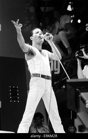 Freddie Mercury, lead singer of British rock group Queen, performing on stage at Wembley Stadium during the Live Aid concert. 13th July 1985. Stock Photo