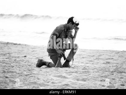 Yom Kippur War. The Fourth Arab Israeli War. October 6th to 25th, 1973. Israeli Soldier kneels down to pray in the sand. 22nd October 1973. Stock Photo