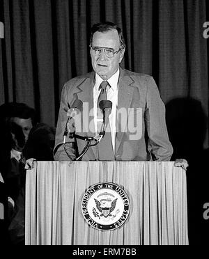 Chicago, Illinois. USA 29th October 1988 Vice-President George H.W. Bush addresses the Du Page County Illinois, Republican party rally during his 3 day bus tour trip through  Illinois. Credit: Mark Reinstein Stock Photo