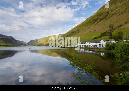 Reflected in the lake, Tynycornel hotel on the banks of Tal-y-llyn, near Dolgellau Stock Photo
