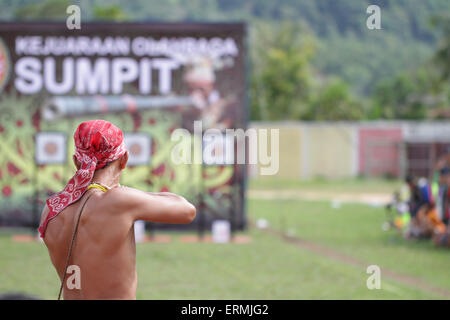 Singkawang, Indonesia. 31st May, 2015. Participants were competing in the race Sumpit (blow gun), during the Gawai Dayak Naik Dango. Sumpit is a traditional weapon Dayak in Kalimantan. © Febrianus M.M Paskalis/Pacific Press/Alamy Live News