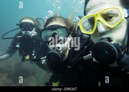 Teenage scuba divers hi-res stock photography and images - Alamy
