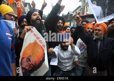 Srinagar, Kashmir. 5th June, 2015. .Sikhs shout slogans against Goverenment forces during a protest against removed posters of Sikh leader Jarnail Singh Bhindranwa.they demand action against those responsible for the killing of a Sikh youth.On Thursday ,An indefinite curfew imposed in parts of Jammu following violence over Sikh militant leader Jarnail Singh Bhindranwale's posters continued for a second day on Friday Credit: Sofi Suhail/Alamy Live News Stock Photo