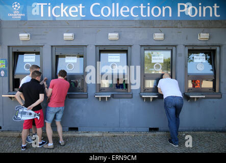 Berlin, Germany. 05th June, 2015. 'Sold out' can be read on the windows of the ticket sales booth for the Champions League Final in Olympic Stadium in Berlin, Germany, 05 June 2015. The Champions League Final between Juventus Turin and FC Barcelona takes place on 06 June 2015 in Berlin. Photo: KAY NIETFELD/dpa/Alamy Live News Stock Photo