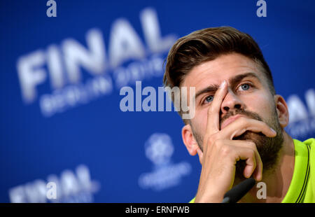 Berlin, Germany. 5th June, 2015. HANDOUT - BERLIN, GERMANY - JUNE 05: In this handout image provided by UEFA, Gerard Pique of FC Barcelona attends a FC Barcelona press conference on June 5, 2015 in Berlin, Germany. Juventus FC will face FC Barcelona in the 2015 UEFA Champions League final soccer match at the Olympic Stadium in Berlin, Germany on 06 June 2015. Photo: UEFA/dpa (ATTENTION EDITORS: Editorial use only and with mandatory source credit: 'Photo: UEFA/dpa')/dpa/Alamy Live News Stock Photo