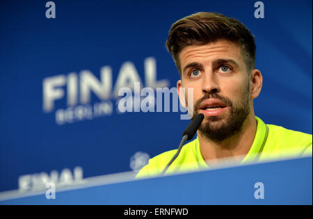 Berlin, Germany. 5th June, 2015. HANDOUT - BERLIN, GERMANY - JUNE 05: In this handout image provided by UEFA, Gerard Pique of FC Barcelona attends a FC Barcelona press conference on June 5, 2015 in Berlin, Germany. Juventus FC will face FC Barcelona in the 2015 UEFA Champions League final soccer match at the Olympic Stadium in Berlin, Germany on 06 June 2015. Photo: UEFA/dpa (ATTENTION EDITORS: Editorial use only and with mandatory source credit: 'Photo: UEFA/dpa')/dpa/Alamy Live News Stock Photo