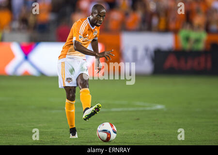 Houston, Texas, USA. 5th June, 2015. Houston Dynamo defender DaMarcus Beasley (7) passes the ball during an MLS game between the Houston Dynamo and the New York Red Bulls at BBVA Compass Stadium in Houston, TX on June 5th, 2015. The Dynamo won the game 4-2. Credit:  Trask Smith/ZUMA Wire/Alamy Live News Stock Photo